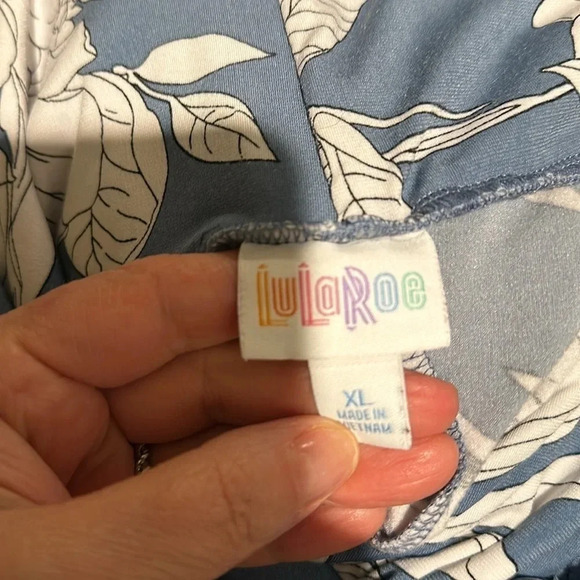 LuLaRoe Amber HoodieBlue FloralPrint - Picture 3 of 4